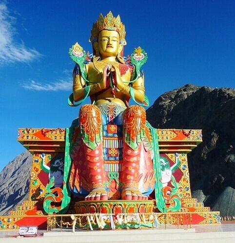 弥勒菩薩坐像（Diskit Monastery Buddha statue）