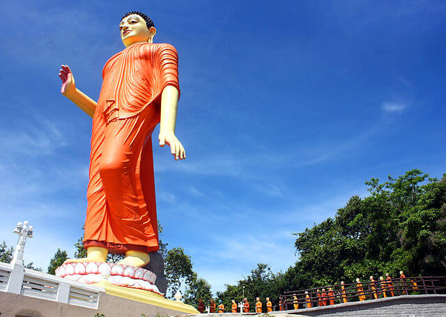 世界一高い歩行仏（World's Tallest Walking Buddha）