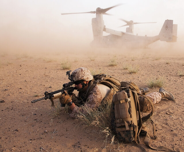 （アフガニスタンに展開する海兵隊員とV-22オスプレイ　Photo by Cpl. Colby Brown）