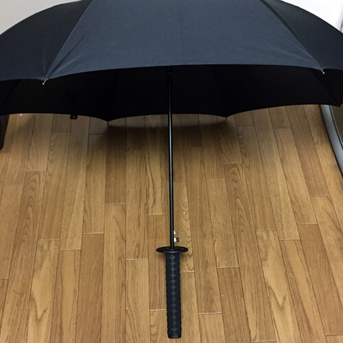 天才ひらめく！『日本刀型雨傘（侍アンブレラ）』に合う服装はこれっきゃない！